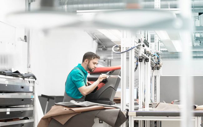 Endkontrolle Kfz Interieur © Industriefotograf Thomas L. Fischer