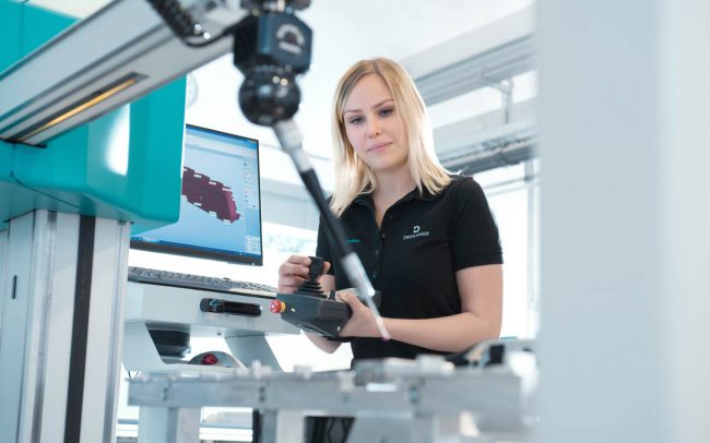 Mitarbeiterin bedient Sensor © Industriefotograf Thomas L. Fischer