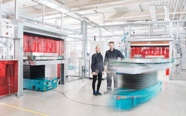 Mitarbeiter in Batterie-Produktionshalle © Industriefotograf Thomas L. Fischer