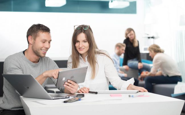 Mitarbeiter im Freizeitraum © Industriefotograf Thomas L. Fischer