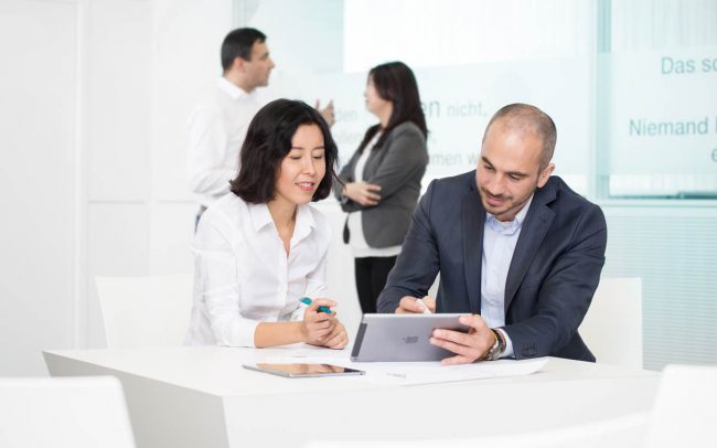 Mitarbeiter im Gespräch © Industriefotograf Thomas L. Fischer
