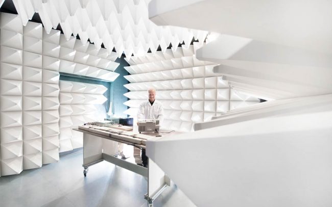 Mitarbeiter testet Bauteil in Akustiklabor © Industriefotograf Thomas L. Fischer