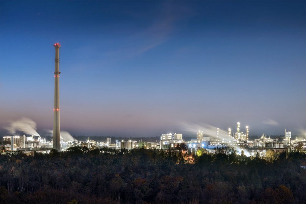 Abendaufnahme des Chemieparks Gendorf