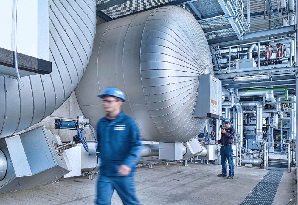 Mitarbeiter in Industriehalle im Chemiepark Gendorf