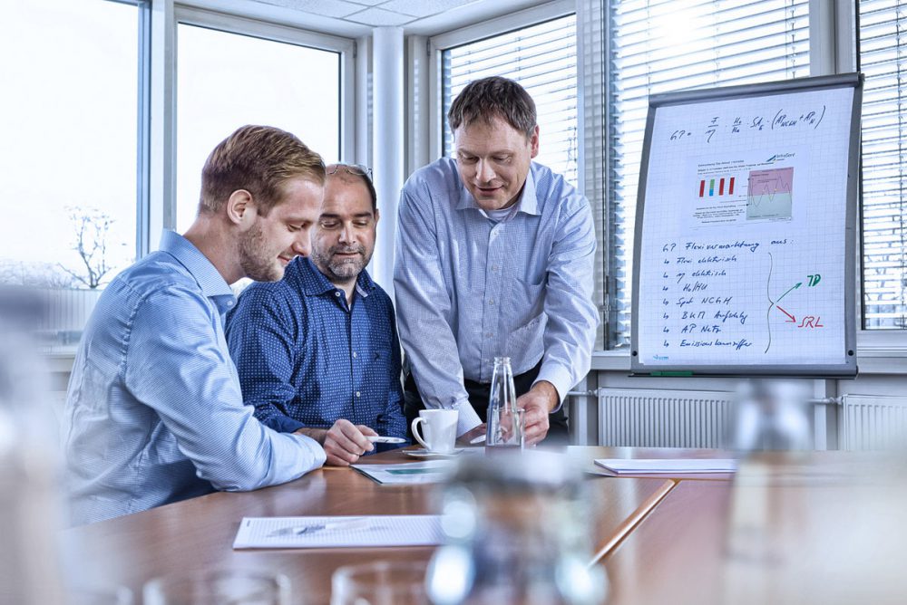 3 Mitarbeiter in der Diskussion