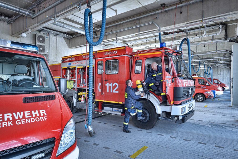 2 Mitarbeiter der Feuerwehr im Chemiepark Gendorf