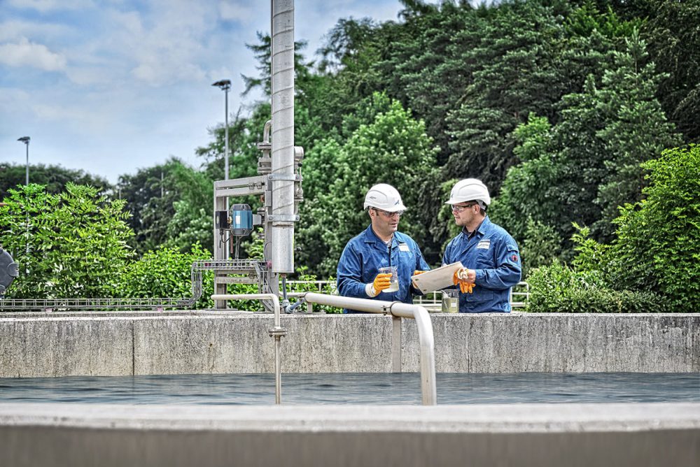 2 Mitarbeiter bei Kontrolle der Wasserqualitaet