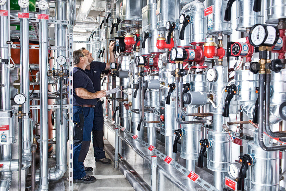 2 Arbeiter in Klima-Steuerzentrale © Industriefotograf Thomas L. Fischer