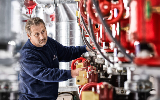 Arbeiter überprüft Steuerelemente