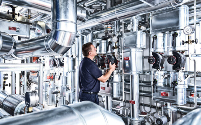 Arbeiter überprüft Druckregelung