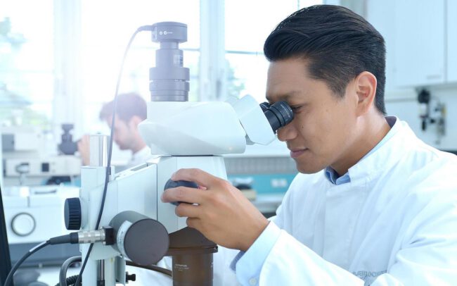 Industriefotografie Chemie Laborant © Industriefotograf Thomas L. Fischer