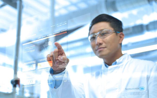 Industriefotografie Chemie Laborant bedient transparentes Display © Industriefotograf Thomas L. Fischer