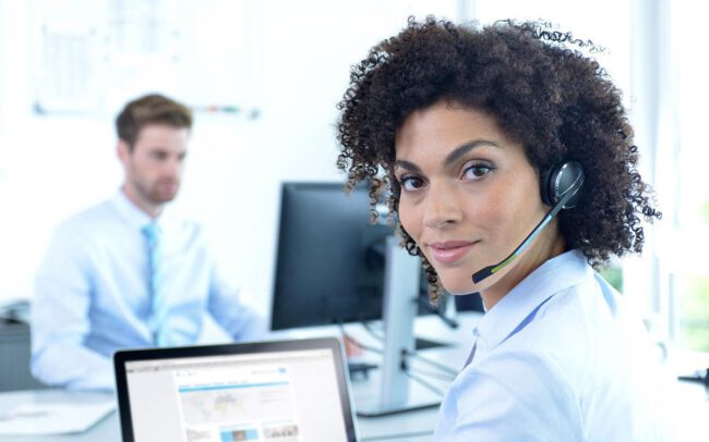Industriefotografie Angestellte mit Headset in Büro © Industriefotograf Thomas L. Fischer