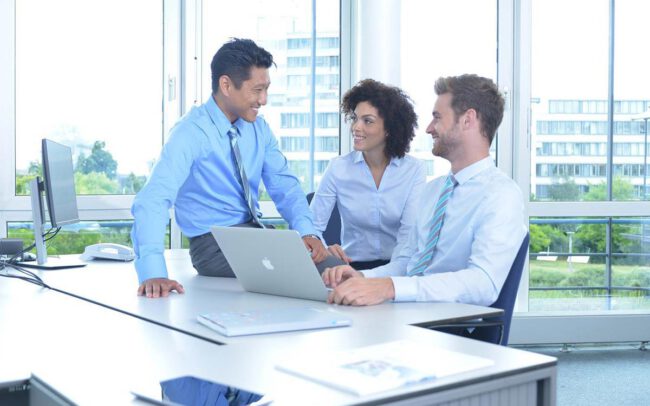 Industriefotografie Mitarbeiter im Office im Gespräch © Industriefotograf Thomas L. Fischer