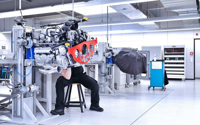 Mitarbeiter in der Porsche GT3 Motorenfertigung © Autofotograf Thomas L. Fischer