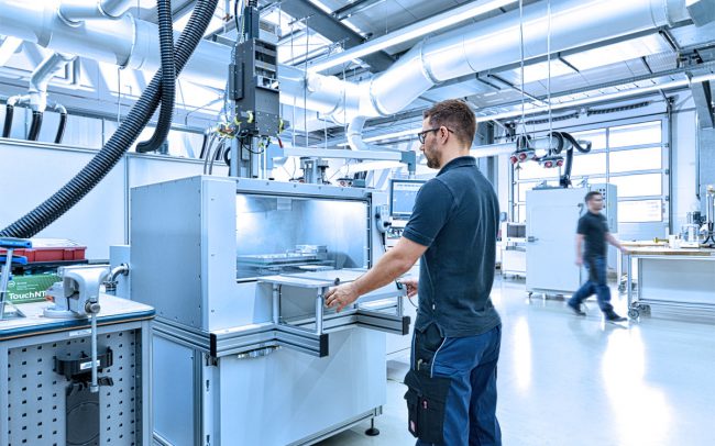 Mitarbeiter in Industriehalle © Industriefotograf Thomas L. Fischer