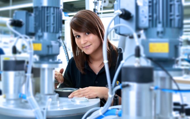 Mitarbeiterin an Dosieranlage © Industriefotograf Thomas L. Fischer