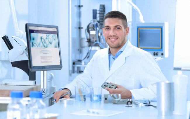 Forschung und Entwicklung Labormitarbeiter © Industriefotograf Thomas L. Fischer