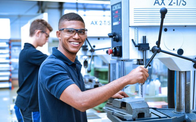 Auszubildende im Praktikum an Industriebohrer