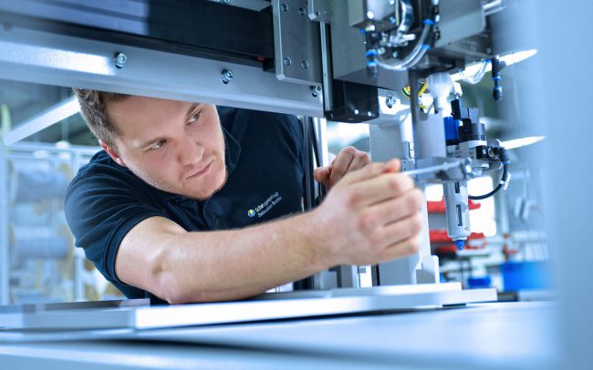 Mitarbeiter beim Service einer Industrieanlage © Industriefotograf Thomas L. Fischer