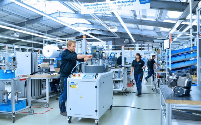Mitarbeiter Anlagenmontage in Industriehalle © Industriefotograf Thomas L. Fischer