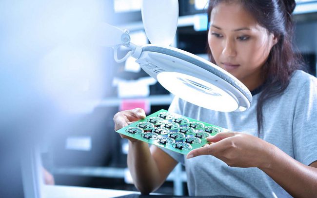 Industriefotografie Mitarbeiterin bei Endkontrolle elektronischer Bauteile © Industriefotograf Thomas L. Fischer