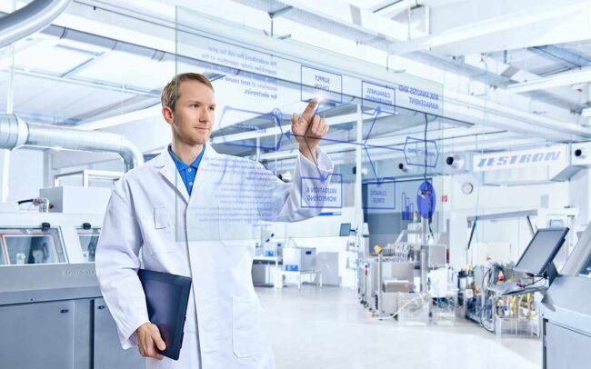 Industriefotografie Laborant an transparentem Display © Industriefotograf Thomas L. Fischer