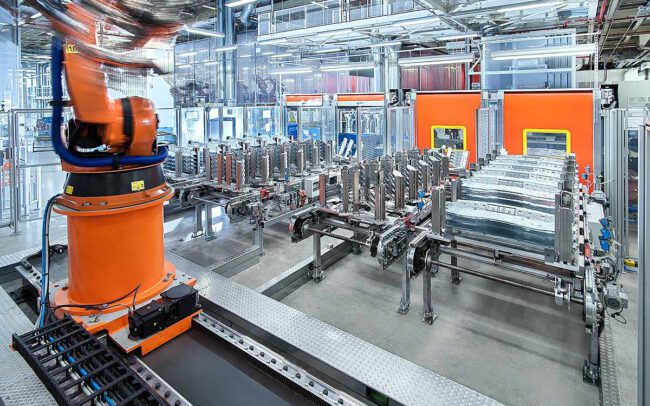 Industriefotografie Industriehalle mit Roboter in Karosseriewerk © Industriefotograf Thomas L. Fischer