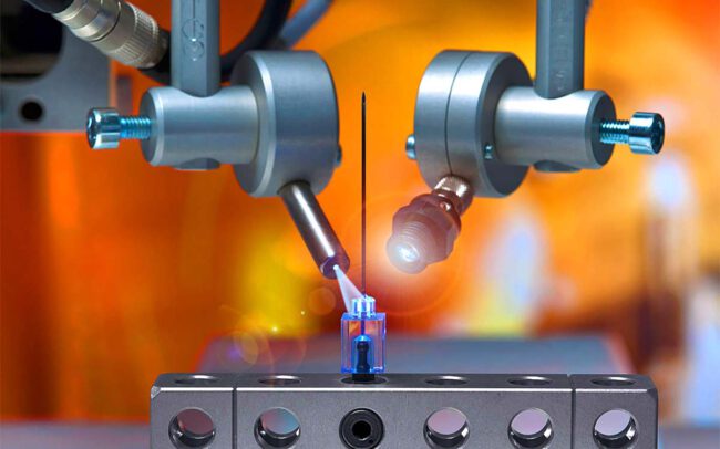 Industriefotografie Verklebung und Härtung einer Spritzenkanüle © Industriefotograf Thomas L. Fischer