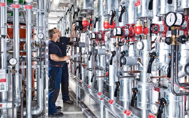 Mitarbeiter überprüfen Klimaanlage © Industriefotograf Thomas L. Fischer