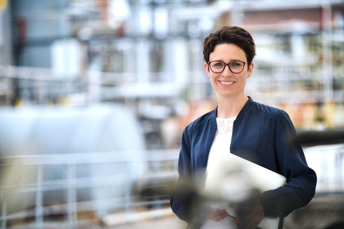 Industriefotografie München Portrait Angestellte vor Industrieanlage © Industriefotograf München Thomas L. Fischer Industriefotografie München Portrait Angestellte vor Industrieanlage © Industriefotograf München Thomas L. Fischer