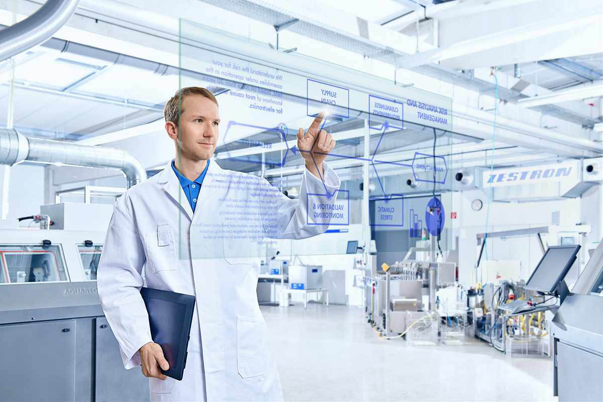 Industriefotografie München Angestellter vor transparentem Display © Industriefotograf München Thomas L. Fischer Industriefotografie München Angestellter vor transparentem Display © Industriefotograf München Thomas L. Fischer