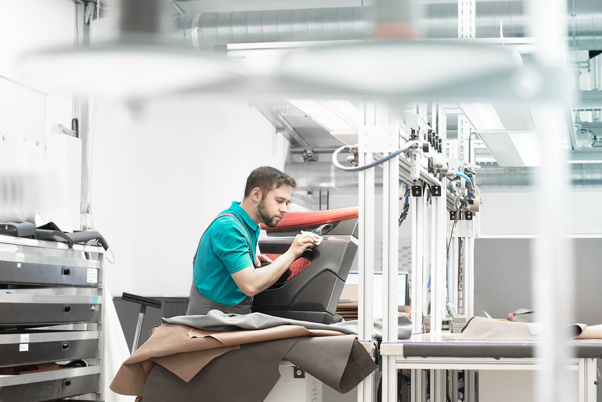 Industriefotografie München Angestellter bei Qualitätskontrolle © Industriefotograf München Thomas L. Fischer Industriefotografie München Angestellter bei Qualitätskontrolle © Industriefotograf München Thomas L. Fischer